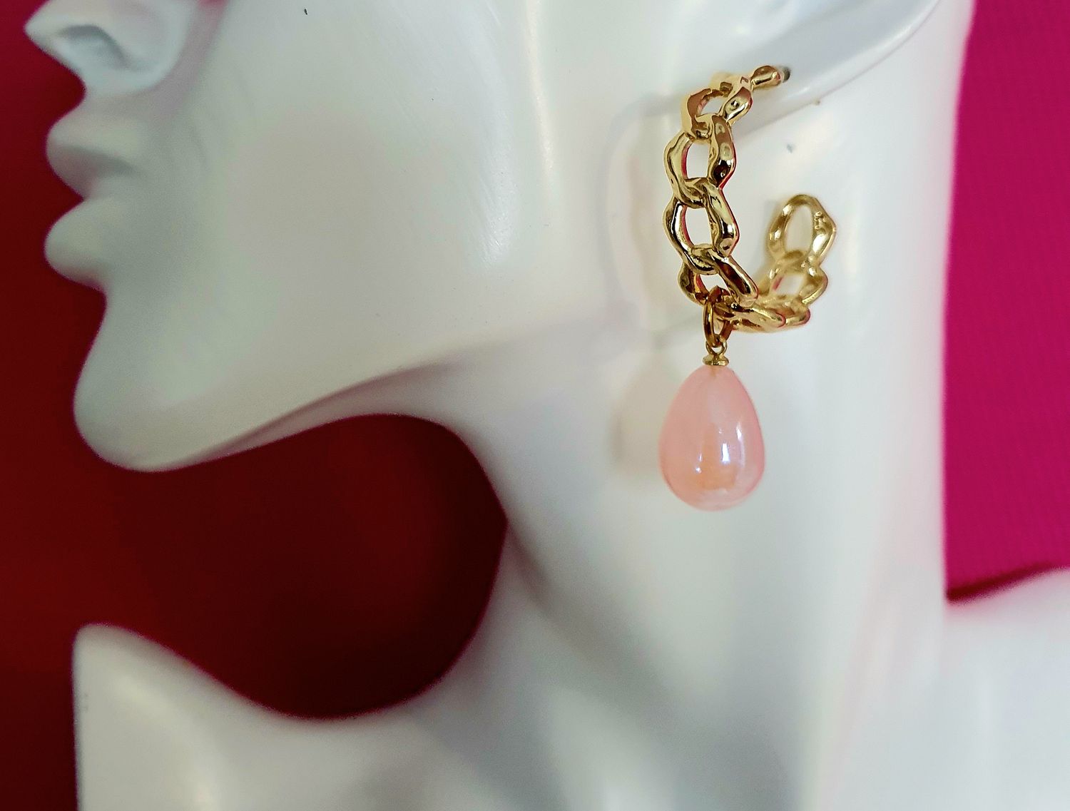 🌸 Créoles chaînettes ouvertes dorées. Pendentifs gouttes roses nacrées. Création artisanale. Modèle unique.