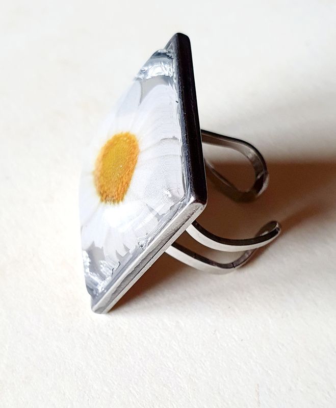 🌼 Bague carrée en acier inoxydable, ajustable. Marguerite blanche, feuilles d'argent froissées. Cabochon bombé carré en verre. Modèle unique.