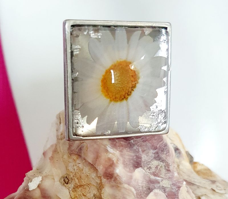 🌼 Bague carrée en acier inoxydable, ajustable. Marguerite blanche, feuilles d&#39;argent froissées. Cabochon bombé carré en verre. Modèle unique.