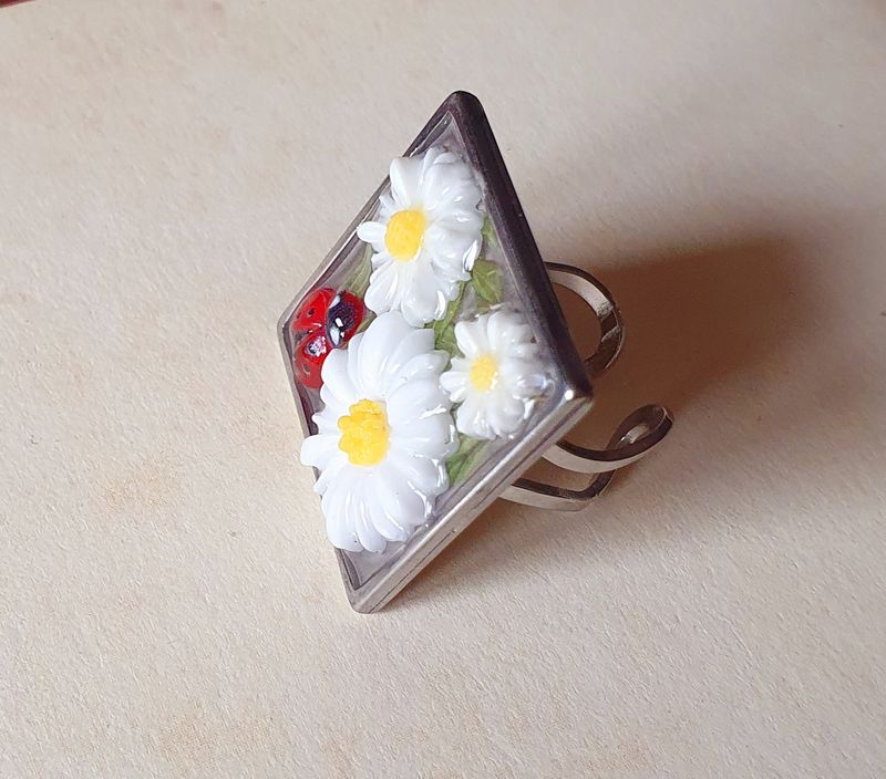 🐞🌼 Bague carrée en acier inoxydable. Bouquet de Marguerites blanches et petite coccinelle 🐞 Porte-bonheur. Création artisanale. Modèle unique.