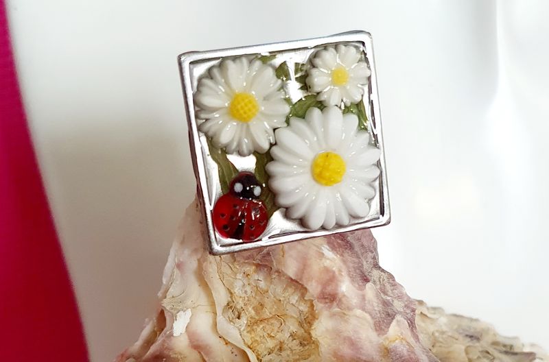 🐞🌼 Bague carrée en acier inoxydable. Bouquet de Marguerites blanches et petite coccinelle 🐞 Porte-bonheur. Création artisanale. Modèle unique.