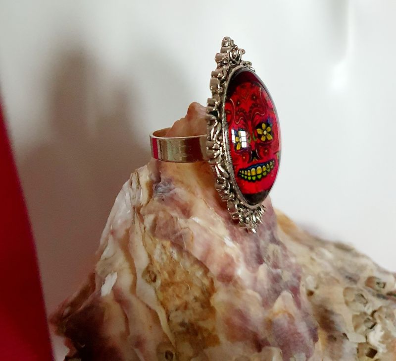 🇲🇽 COLLECTION CALAVERAS 🇲🇽 Bague ajustable ciselée en acier inoxydable. Cabochon bombé ovale. Motif Tête de mort fuchsia. Symbole de la culture Mexicaine. Modèle unique.