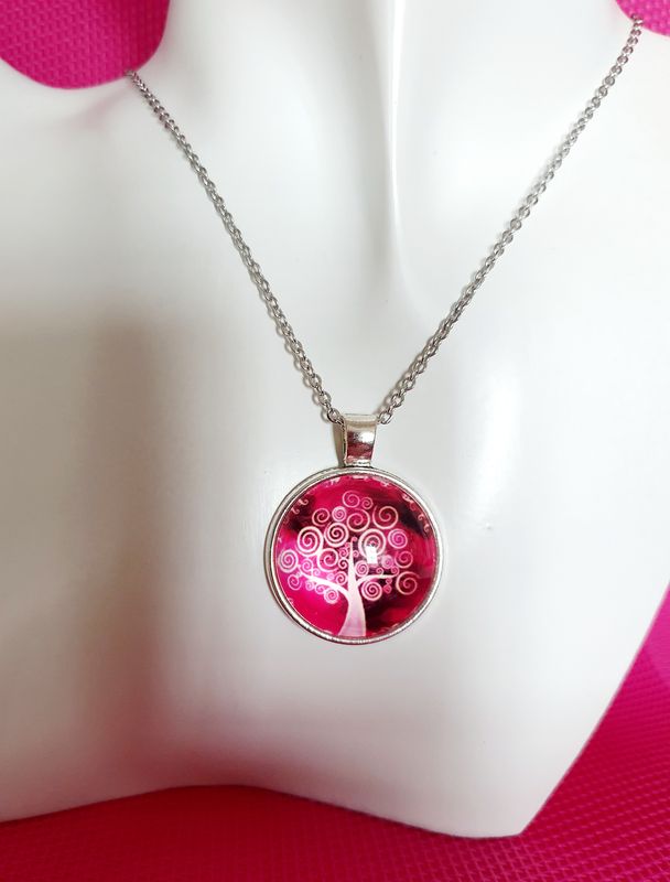 💗 Collier en acier inoxydable. Pendentif cabochon rond bombé en verre. Motif arbre de vie Fuchsia. Modèle unique.