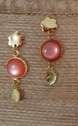 🤩 COLLECTION POLARIS 🤩 Boucles d&#39;oreilles en acier doré inoxydable. Cabochon polaris couleur rose corail. Boutons d&#39;oreilles fleurs 🌸 🌸 Création artisanale. Modèle unique.