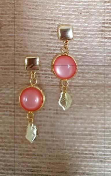 🤩 COLLECTION POLARIS 🤩 Boucles d&#39;oreilles en acier doré inoxydable. Cabochons polaris couleur rose corail. Boutons d&#39;oreilles carrés. Création artisanale. Modèle unique.