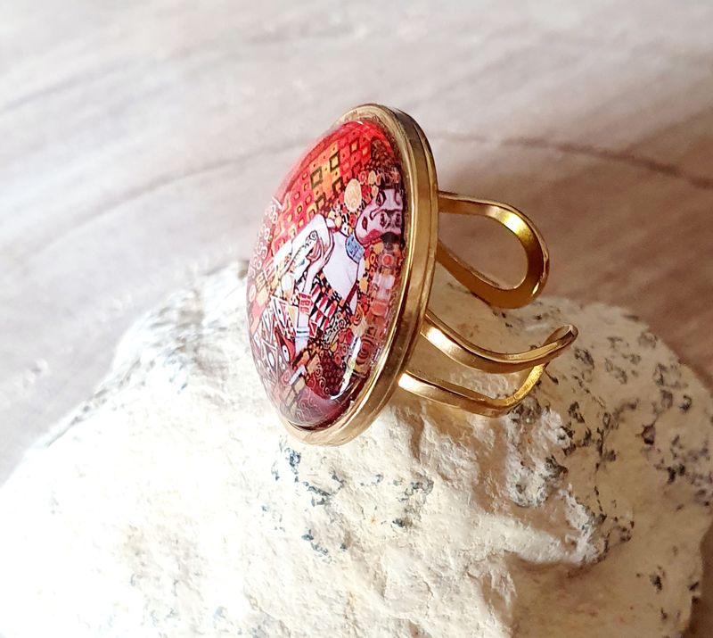 🧡 KLIMT 🧡 Bague ajustable ronde en acier doré inoxydable. Cabochon bombé en verre diam.2,5cm. Motif art nouveau Klimt. Modèle unique.