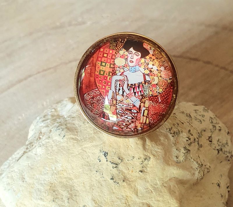 🧡 KLIMT 🧡 Bague ajustable ronde en acier doré inoxydable. Cabochon bombé en verre diam.2,5cm. Motif art nouveau Klimt. Modèle unique.