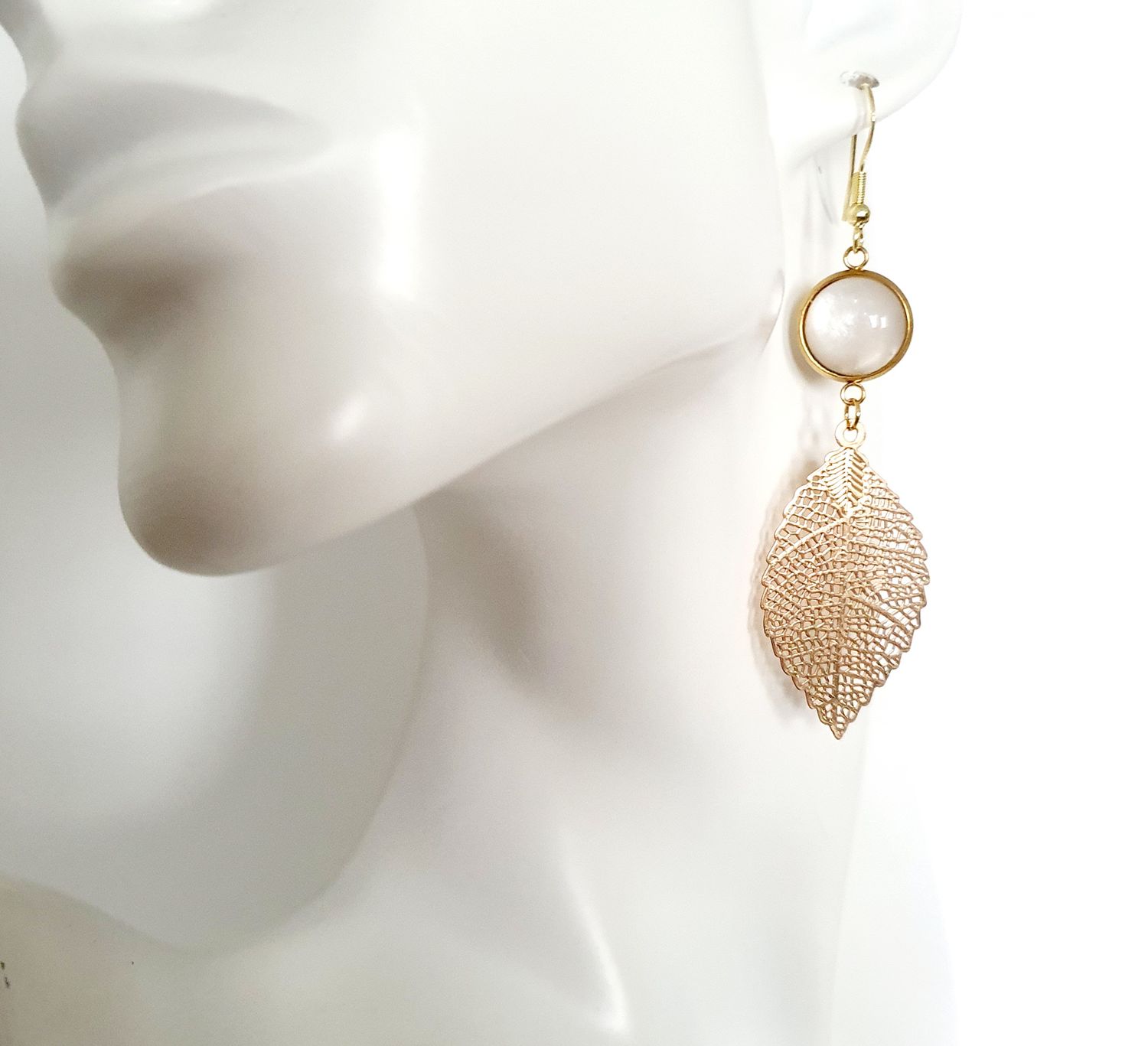 🐚 COLLECTION POLARIS 🐚 Boucles d&#39;oreilles cabochons polaris blancs nacrés. Pendentifs feuilles filigranes en acier inoxydable doré. Création artisanale. Modèle unique.