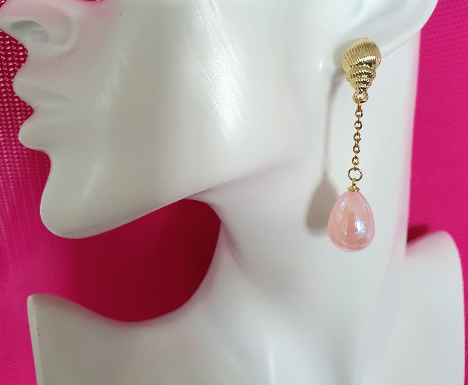 🐚 COQUILLAGES 🐚 Boucles d&#39;oreilles coquillages en acier doré inoxydable. Chaînettes et gouttes roses irisées. Création artisanale. Modèle unique.