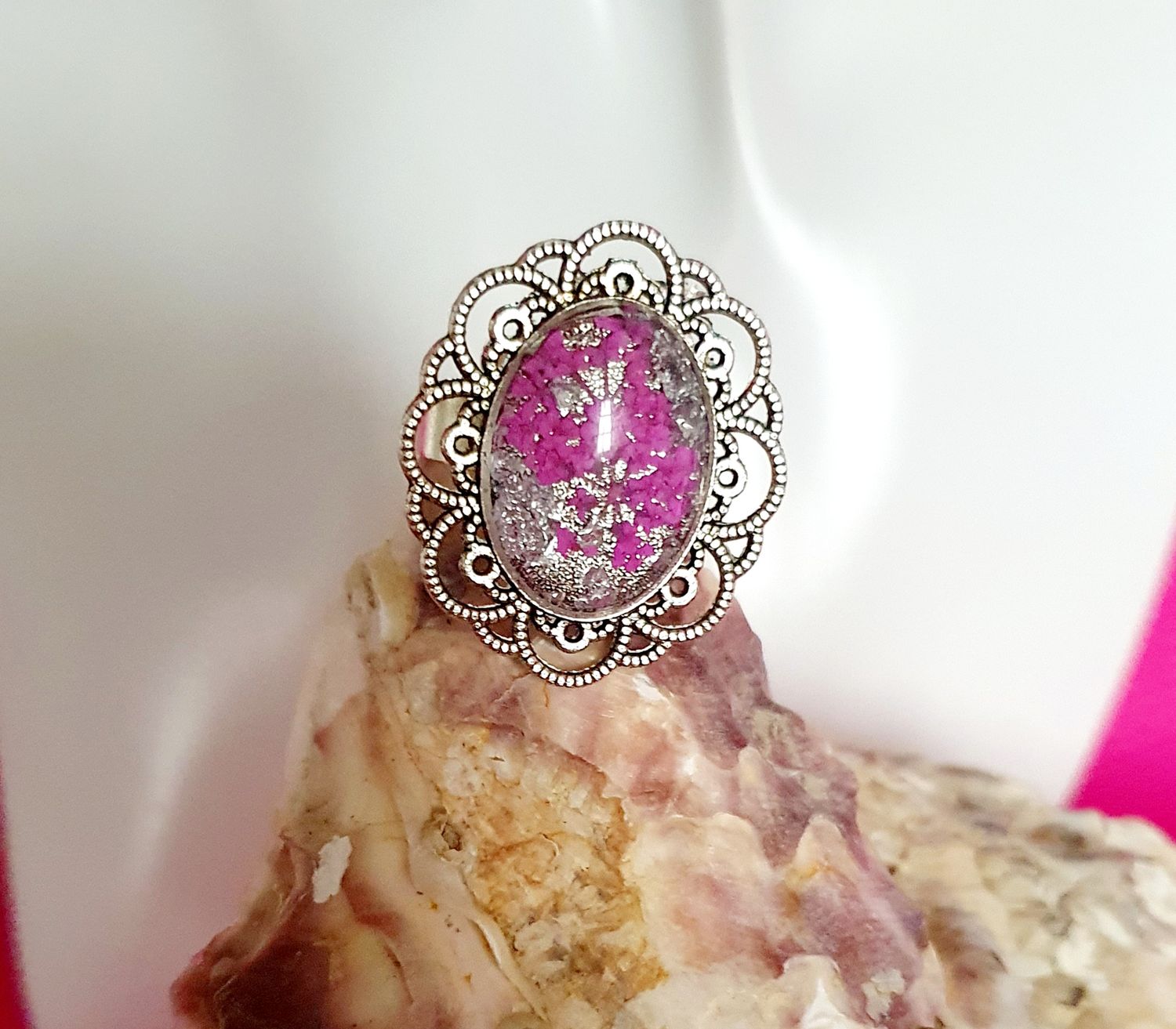 🌸 FLEURS SÉCHÉES 🌸 Bague ovale ciselée, ajustable en acier inoxydable. Fleurs séchées roses, feuilles d&#39;argent froissées. Création artisanale. Modèle unique.