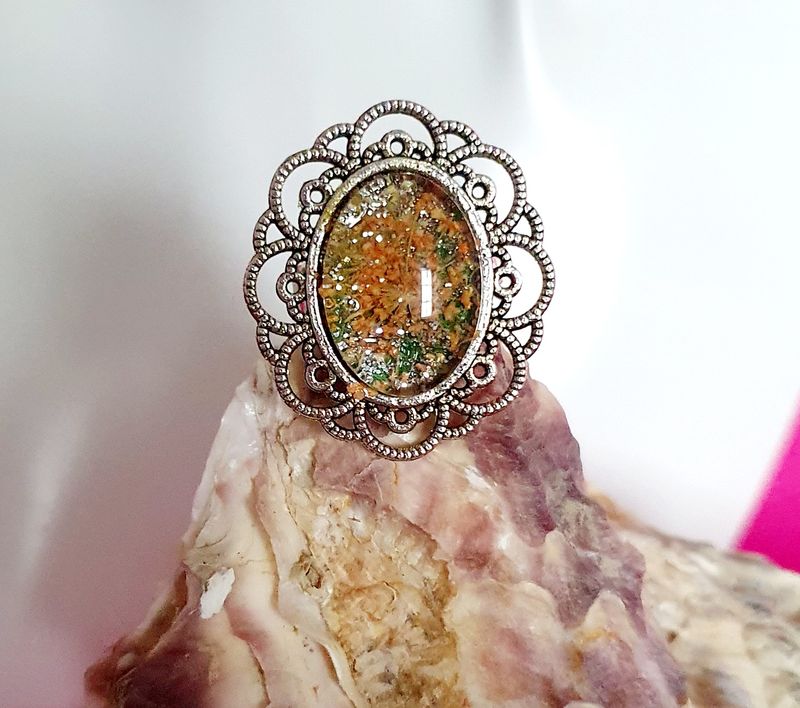 🌼 FLEURS SÉCHÉES 🌼 Bague ovale ciselée, ajustable en acier inoxydable. Fleurs séchées jaunes orangées, feuilles d&#39;argent froissées. Création artisanale. Modèle unique.