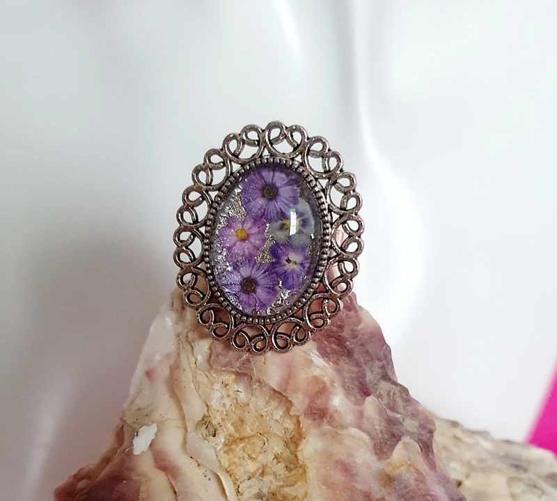 🌸 FLEURS MAUVES 🌸 Bague ovale  ciselée, ajustable en acier inoxydable. Fleurs mauves et feuilles d&#39;argent froissées. Création artisanale. Modèle unique.