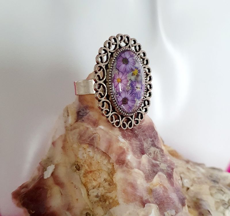 🌸 FLEURS MAUVES 🌸 Bague ovale  ciselée, ajustable en acier inoxydable. Fleurs mauves et feuilles d'argent froissées. Création artisanale. Modèle unique.