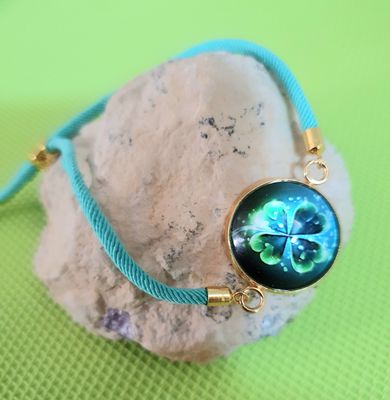 🍀PORTE-BONHEUR 🍀 Bracelet cordelette turquoise, ajustable. Cabochon rond bombé diam.20mm en verre. Motif trèfle à 4 feuilles 🍀 Modèle unique.