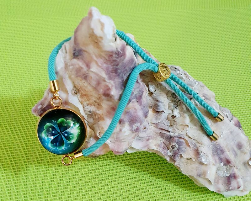 🍀PORTE-BONHEUR 🍀 Bracelet cordelette turquoise, ajustable. Cabochon rond bombé diam.20mm en verre. Motif trèfle à 4 feuilles 🍀 Modèle unique.