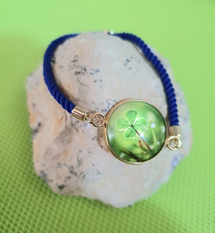 🍀 PORTE-BONHEUR 🍀 Bracelet cordelette bleu saphir ajustable. Cabochon rond bombé diam.20mm en verre. Motif trèfle à 4 feuilles 🍀 Modèle unique.