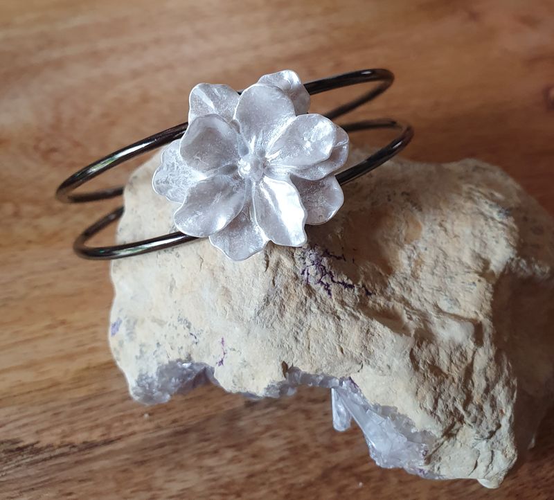💖 Bracelet rigide ouvert en acier inoxydable bronze. Fleur blanche nacrée. Création artisanale. Modèle unique.