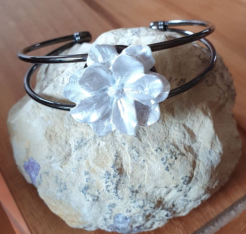 💖 Bracelet rigide ouvert en acier inoxydable bronze. Fleur blanche nacrée. Création artisanale. Modèle unique.