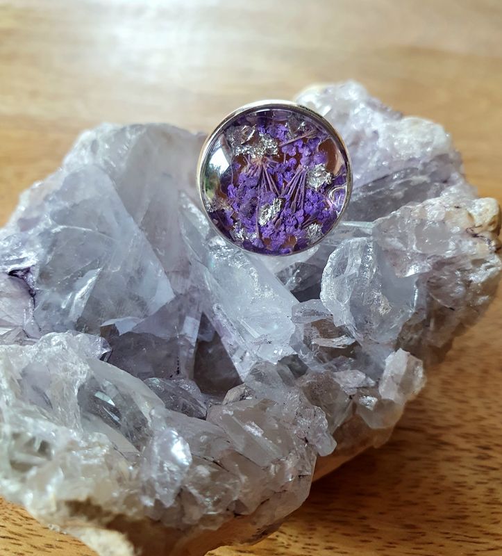 🌸 Bague ajustable ronde diam.20mm. Résine, véritables petites fleurs sechées violettes et feuilles d'argent froissées. Création artisanale. Modèle unique.