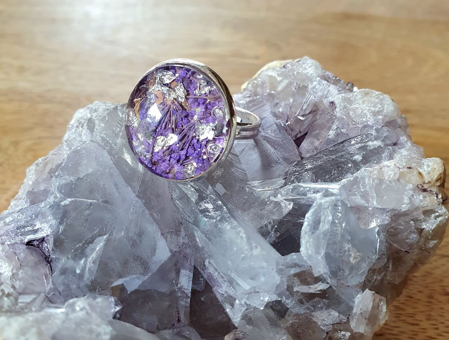 🌸 Bague ajustable ronde diam.20mm. Résine, véritables petites fleurs sechées violettes et feuilles d&#39;argent froissées. Création artisanale. Modèle unique.