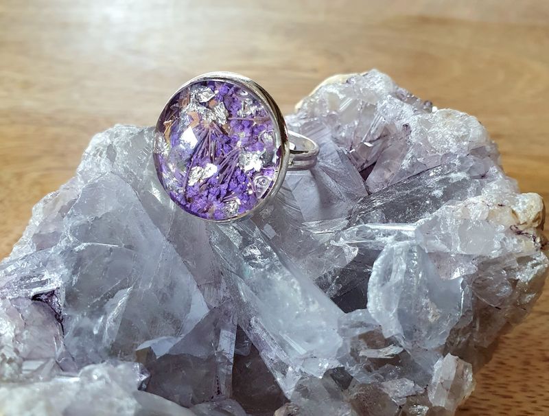 🌸 Bague ajustable ronde diam.20mm. Résine, véritables petites fleurs sechées violettes et feuilles d&#39;argent froissées. Création artisanale. Modèle unique.