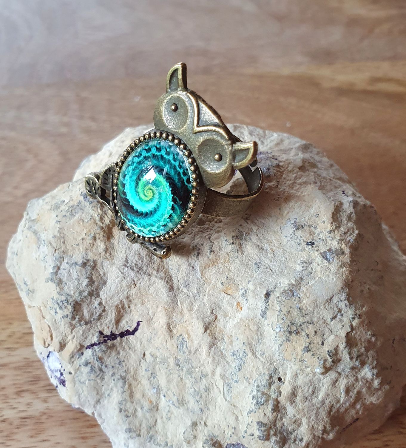 🦉HIBOU🦉 Bague hibou en acier inoxydable couleur bronze. Cabochon bombé ovale en verre. Motif galaxie turquoise. Création artisanale. Modèle unique.