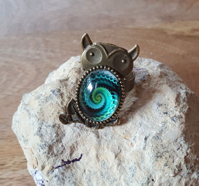🦉HIBOU🦉 Bague hibou en acier inoxydable couleur bronze. Cabochon bombé ovale en verre. Motif galaxie turquoise. Création artisanale. Modèle unique.