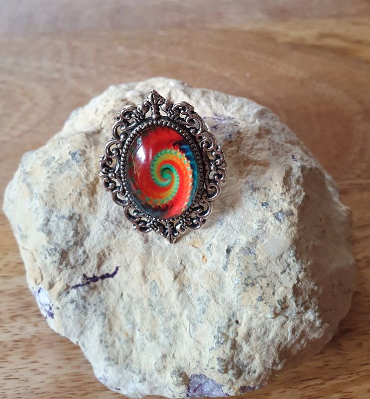 🧡 GALAXIE 🧡 Bague ajustable ovale en acier inoxydable. Cabochon bombé ovale en verre. Motif Galaxie orange. Création artisanale. Modèle unique.