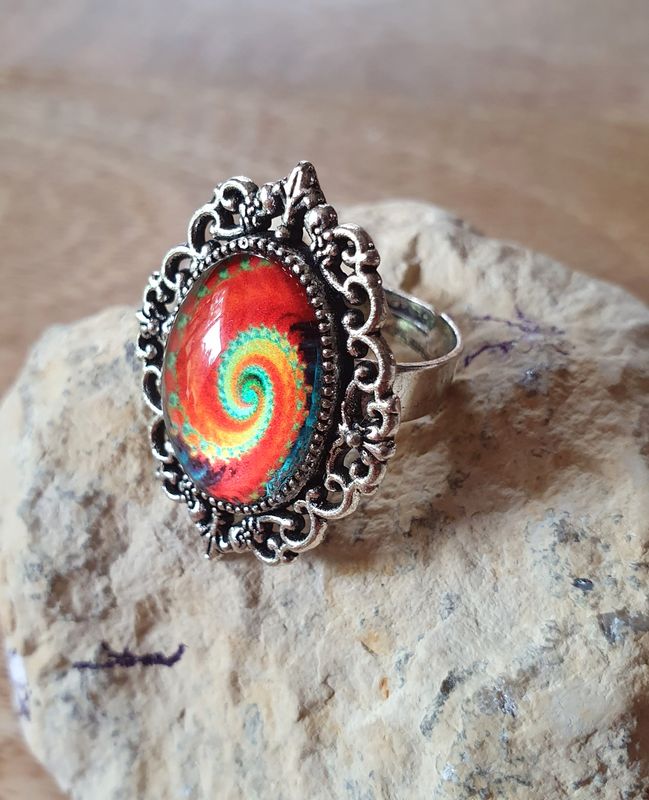 🧡 GALAXIE 🧡 Bague ajustable ovale en acier inoxydable. Cabochon bombé ovale en verre. Motif Galaxie orange. Création artisanale. Modèle unique.