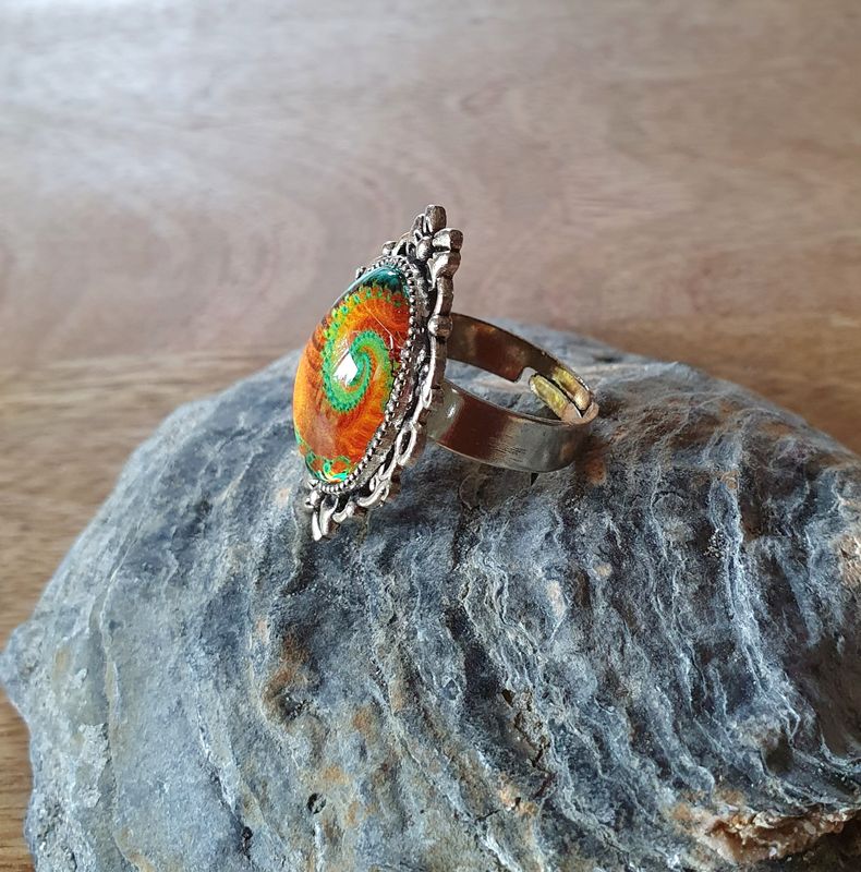 🧡💙 GALAXIE 💙🧡 Bague ajustable ovale en acier inoxydable. Cabochon bombé ovale en verre. Motif Galaxie orange/turquoise. Création artisanale. Modèle unique.
