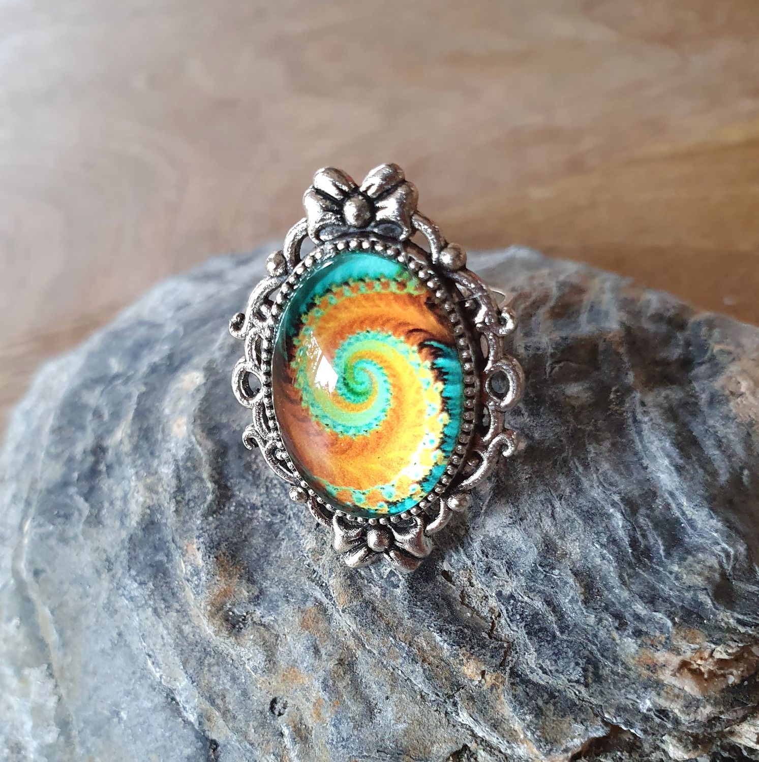 🧡💙 GALAXIE 💙🧡 Bague ajustable ovale en acier inoxydable. Cabochon bombé ovale en verre. Motif Galaxie orange/turquoise. Création artisanale. Modèle unique.