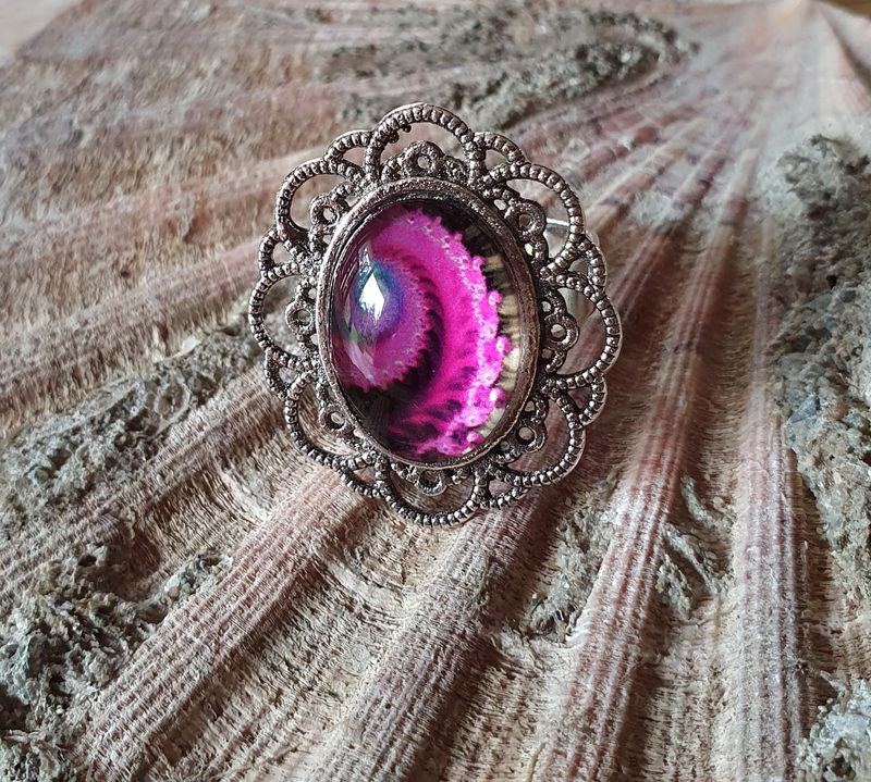 💗 GALAXIE 💗 Bague ajustable ovale en acier inoxydable. Cabochon ovale bombé en verre. Motif Galaxie fuchsia/turquoise. Création artisanale. Modèle unique.