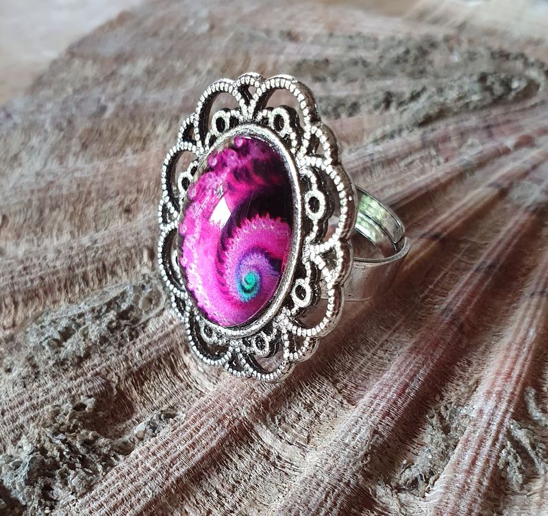 💗 GALAXIE 💗 Bague ajustable ovale en acier inoxydable. Cabochon ovale bombé en verre. Motif Galaxie fuchsia/turquoise. Création artisanale. Modèle unique.