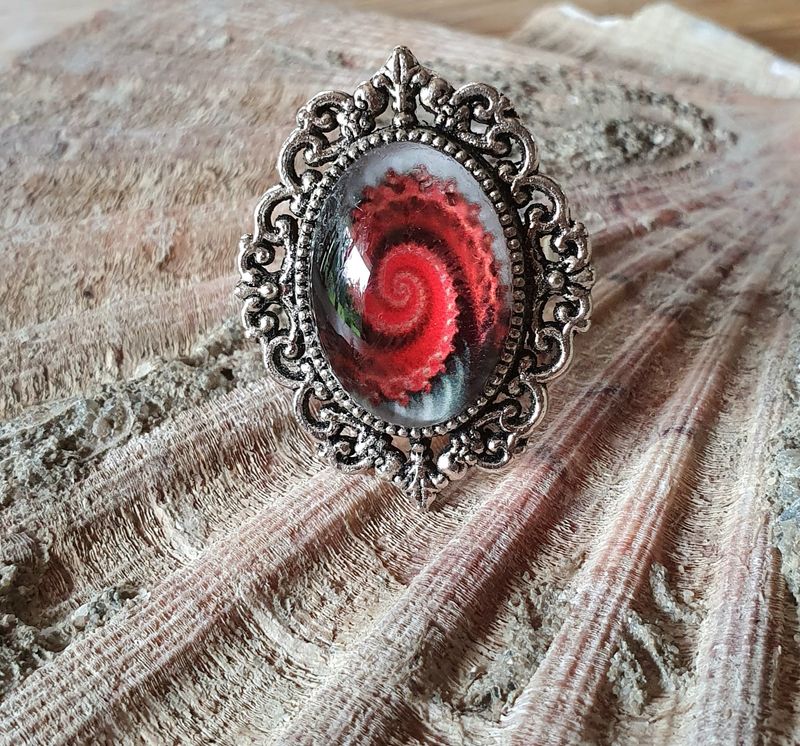 💖 GALAXIE 💖 Bague ajustable ovale en acier inoxydable. Cabochon ovale bombé en verre. Motif Galaxie rouge/noir. Création artisanale. Modèle unique.
