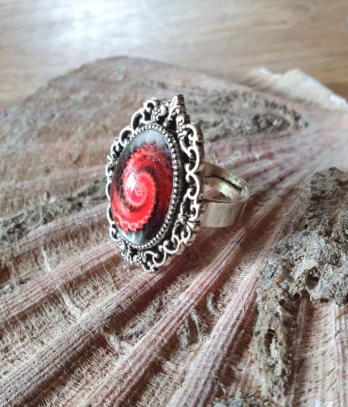 💖 GALAXIE 💖 Bague ajustable ovale en acier inoxydable. Cabochon ovale bombé en verre. Motif Galaxie rouge/noir. Création artisanale. Modèle unique.