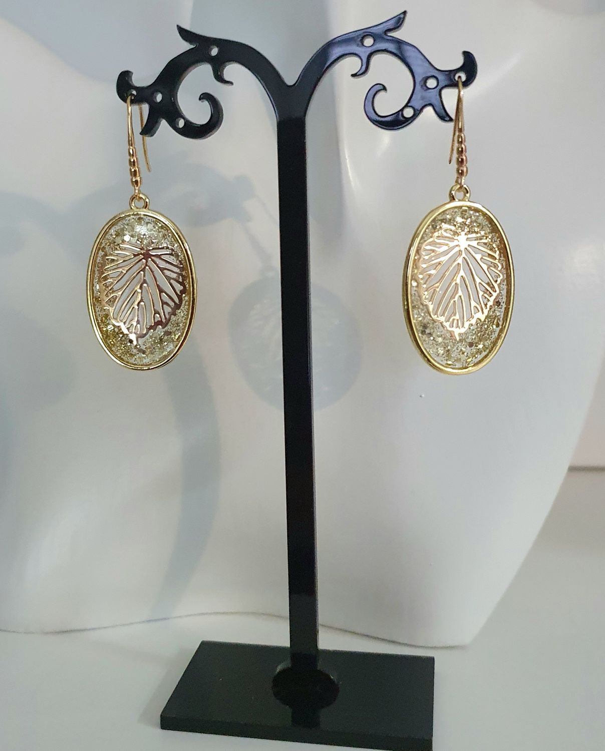 💖 Boucles d&#39;oreilles ovales en acier inoxydable plaqué or. Feuilles filigranes et paillettes dorées. Création artisanale. Modèle unique.