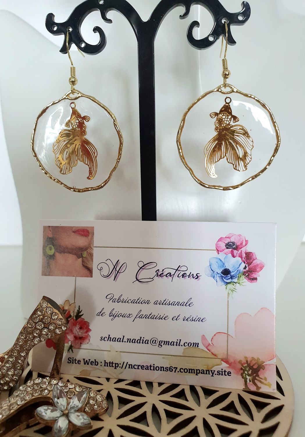 🐠 Japonisantes 🐠 Boucles d&#39;oreilles rondes baroques. Résine transparente. Inclusion de petits poissons combattants. Création artisanale. Modèle unique.