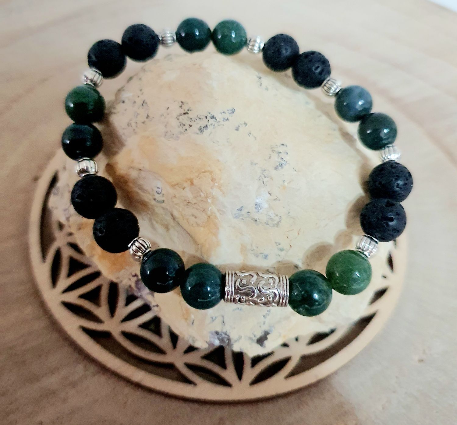 🟢 AGATE MOUSSE/ PIERRE DE LAVE ⚫️ Bracelet extensible mixte Taille 19,5cm. Perles en véritable Agate mousse et Pierre de lave. Création artisanale. Modèle unique.
