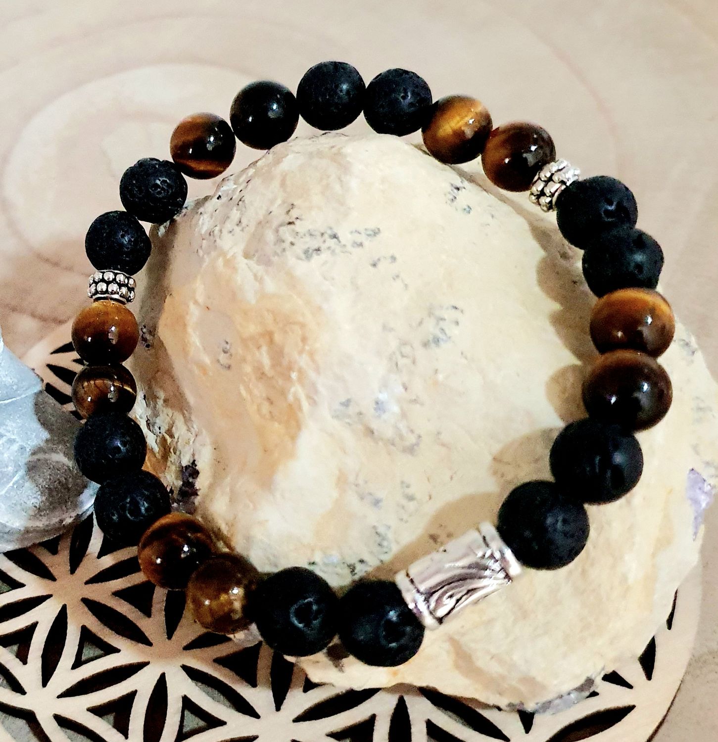 🟤⚫️ OEIL DE TIGRE 🐯 PIERRE DE LAVE ⚫️🟤PROTECTION/VOLONTÉ/OPTIMISME 
Bracelet extensible mixte. Taille XL . Perles en véritable Œil de tigre 🐯 et pierre de lave. Création artisanale. Modèle unique.