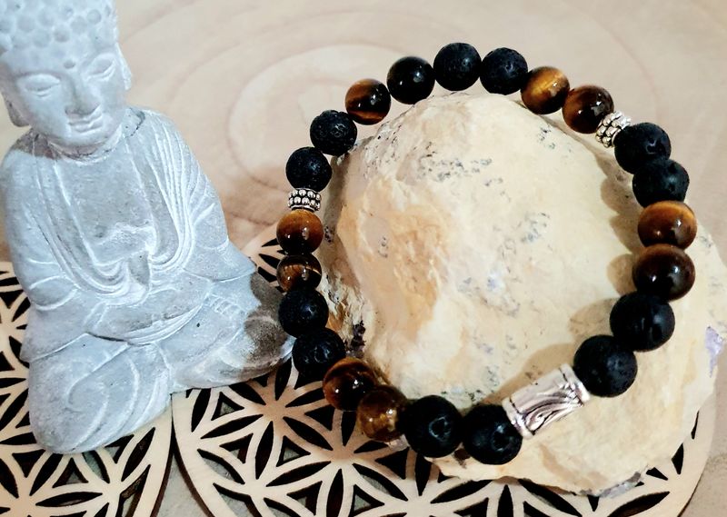 🟤⚫️ OEIL DE TIGRE 🐯 PIERRE DE LAVE ⚫️🟤PROTECTION/VOLONTÉ/OPTIMISME 
Bracelet extensible mixte. Taille XL . Perles en véritable Œil de tigre 🐯 et pierre de lave. Création artisanale. Modèle unique.