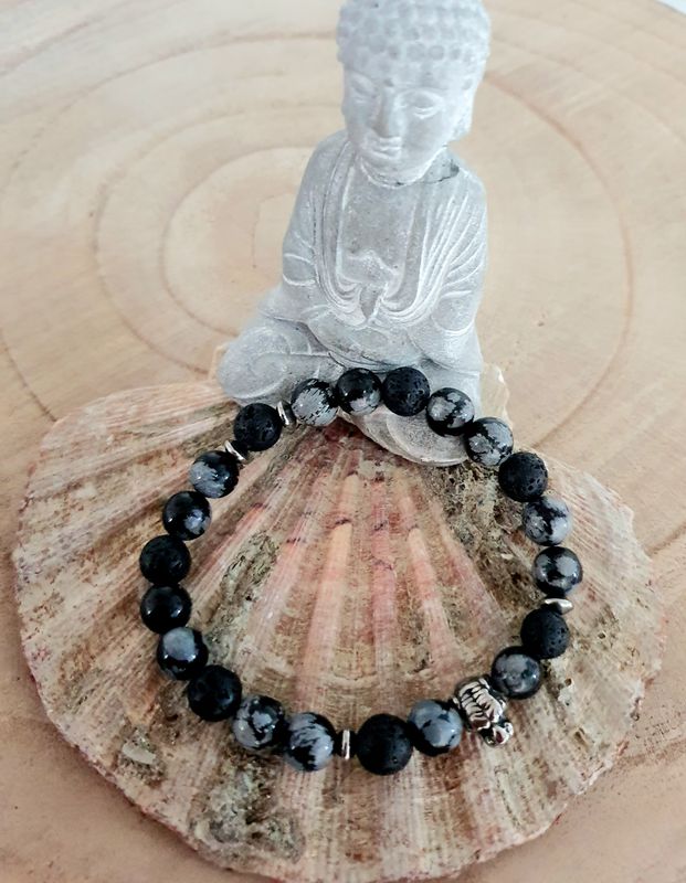 ⚪️⚫️ OBSIDIENNE NEIGE/PIERRE DE LAVE ⚫️⚪️ CALME/MOTIVATION/APAISEMENT Bracelet extensible mixte. T. 19,5cm. Perles en véritable Obsidienne neige et pierre de lave. Création artisanale. Modèle unique.
