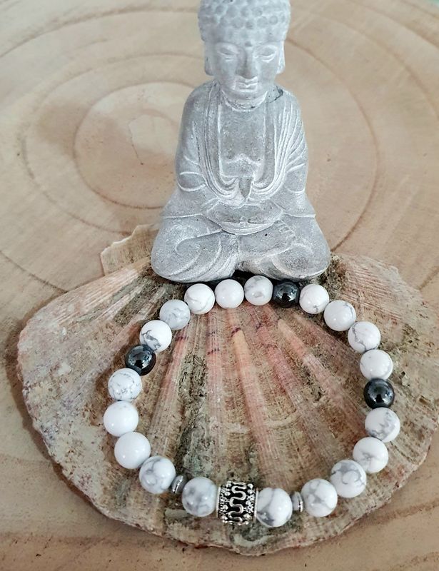 ⚪️⚫️ HOWLITE/HÉMATITE ⚫️⚪️ SAGESSE/FORCE/PATIENCE Bracelet extensible mixte. T.19,5cm Perles en véritable Howlite blanche et Hématite gris chrome. Création artisanale. Modèle unique.