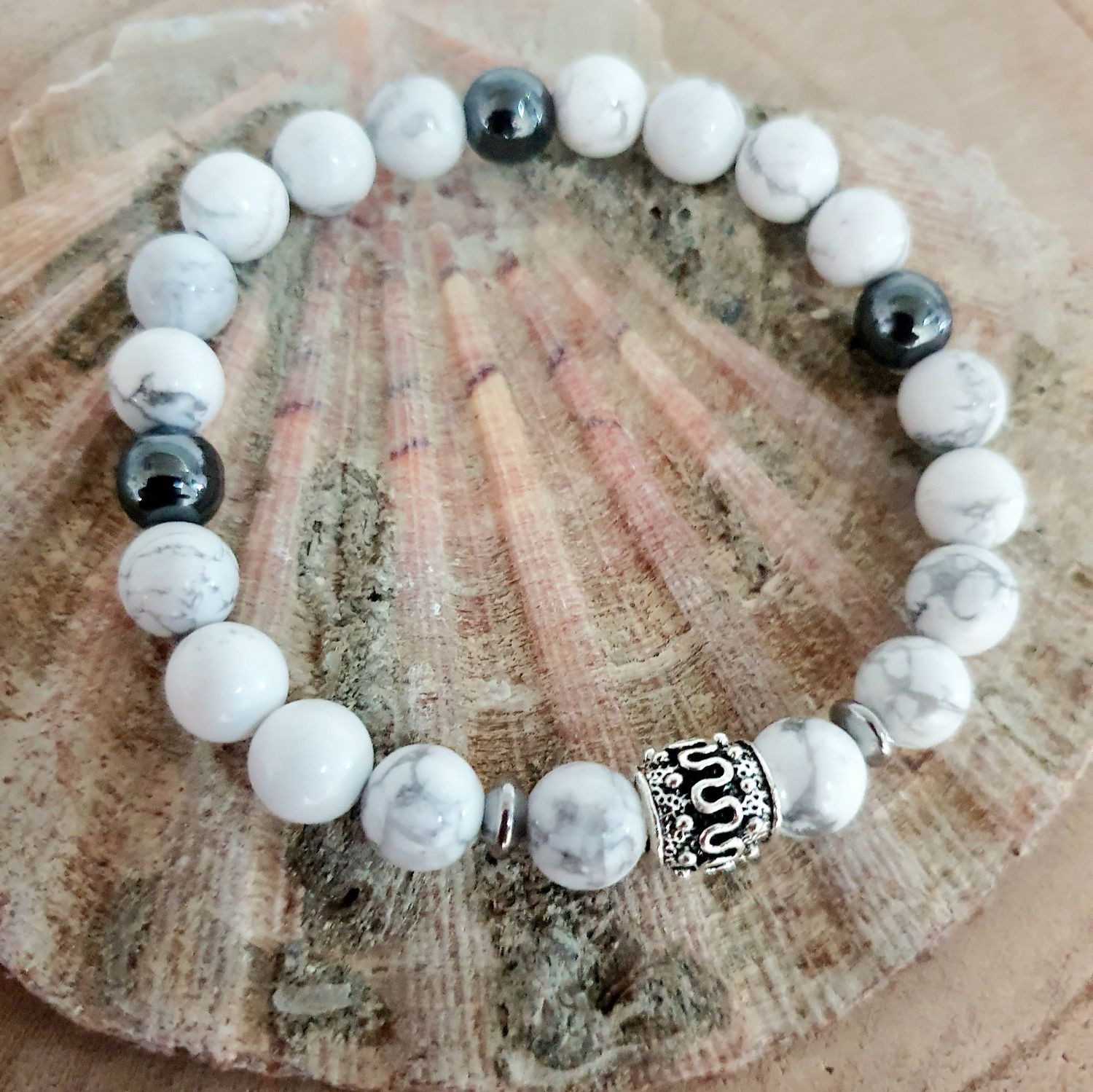 ⚪️⚫️ HOWLITE/HÉMATITE ⚫️⚪️ SAGESSE/FORCE/PATIENCE Bracelet extensible mixte. T.19,5cm Perles en véritable Howlite blanche et Hématite gris chrome. Création artisanale. Modèle unique.