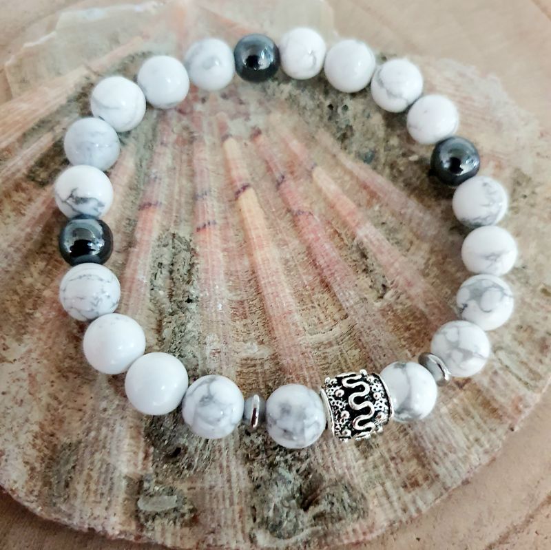 ⚪️⚫️ HOWLITE/HÉMATITE ⚫️⚪️ SAGESSE/FORCE/PATIENCE Bracelet extensible mixte. T.19,5cm Perles en véritable Howlite blanche et Hématite gris chrome. Création artisanale. Modèle unique.