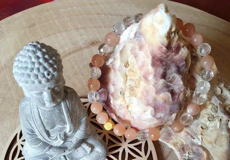 🌞 PIERRE DE SOLEIL/CRISTAL DE ROCHE 💎 🙏 DYNAMISME/ANTI-MOROSITÉ_PROTECTION 🙏 Bracelet extensible T.standard (18cm) Véritables pierres naturelles de haute qualité. Création artisanale Modèle unique