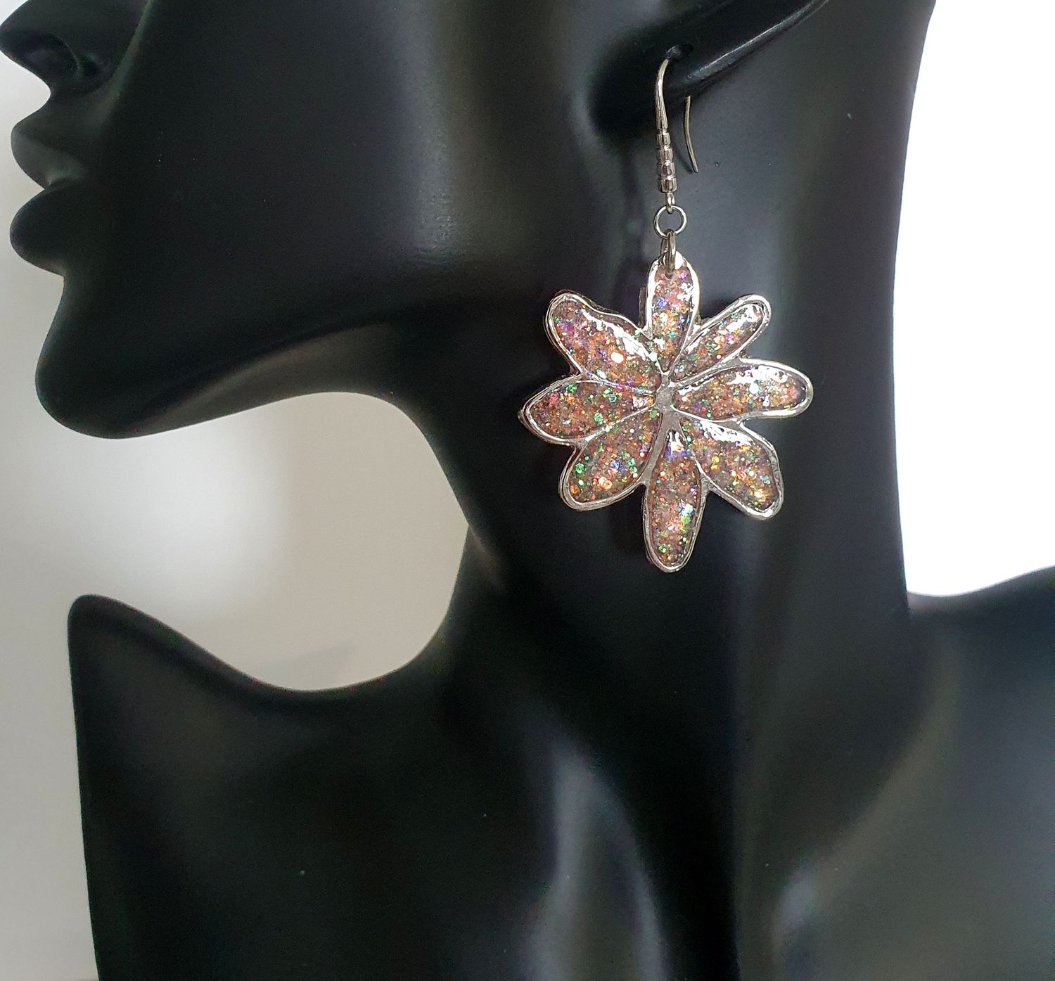 🌸🌸 Boucles d&#39;oreilles fleurs en acier inoxydable. Résine transparente et paillettes holographiques. Création artisanale. Modèle unique.