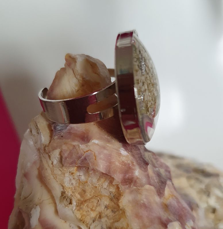 💖 Bague ronde ajustable en acier inoxydable. Véritables petites fleurs sechées blanches et feuilles d'argent froissées. Cabochon diam.2,5cm. Création artisanale. Modèle unique.
