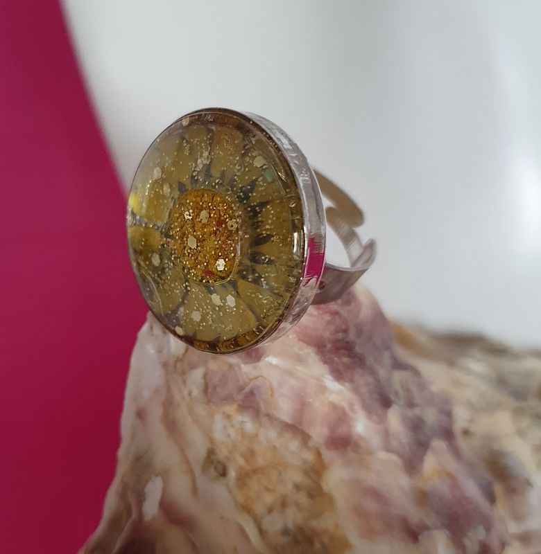 🌼 Bague ronde ajustable en acier inoxydable. Véritable fleur séchée 🌼 jaune et poudre d'or. Cabochon diam.2,5cm. Création artisanale. Modèle unique.