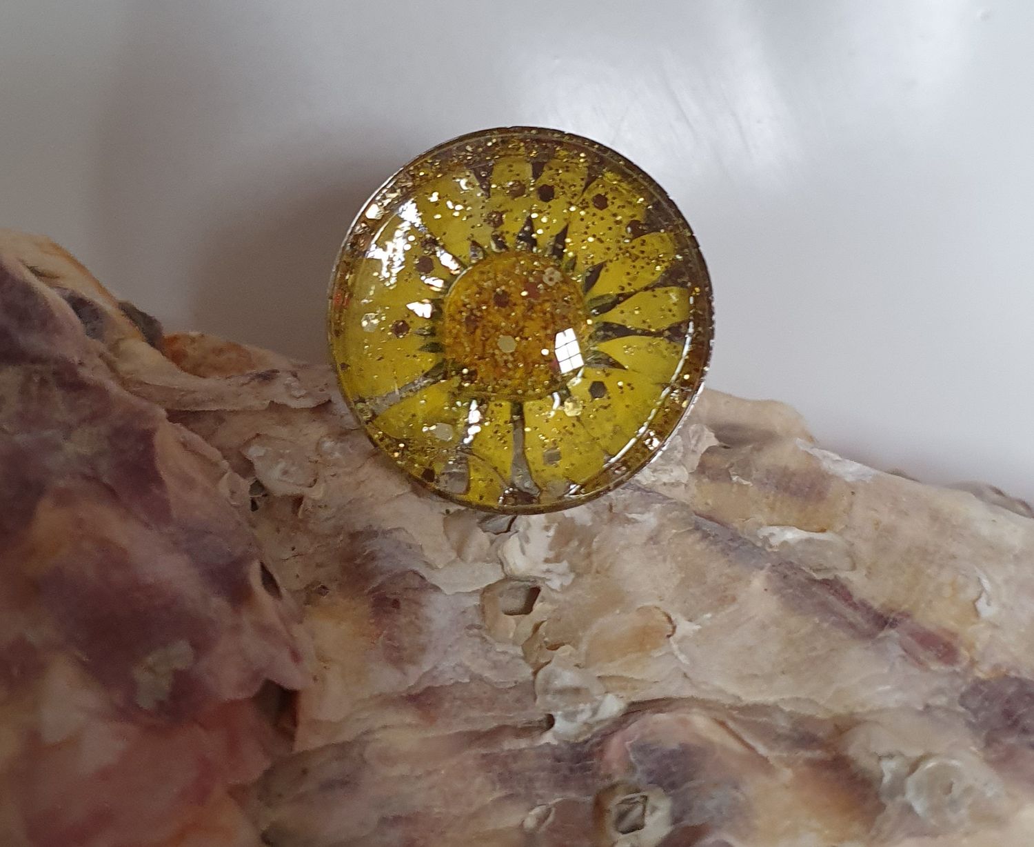 🌼 Bague ronde ajustable en acier inoxydable. Véritable fleur séchée 🌼 jaune et poudre d&#39;or. Cabochon diam.2,5cm. Création artisanale. Modèle unique.