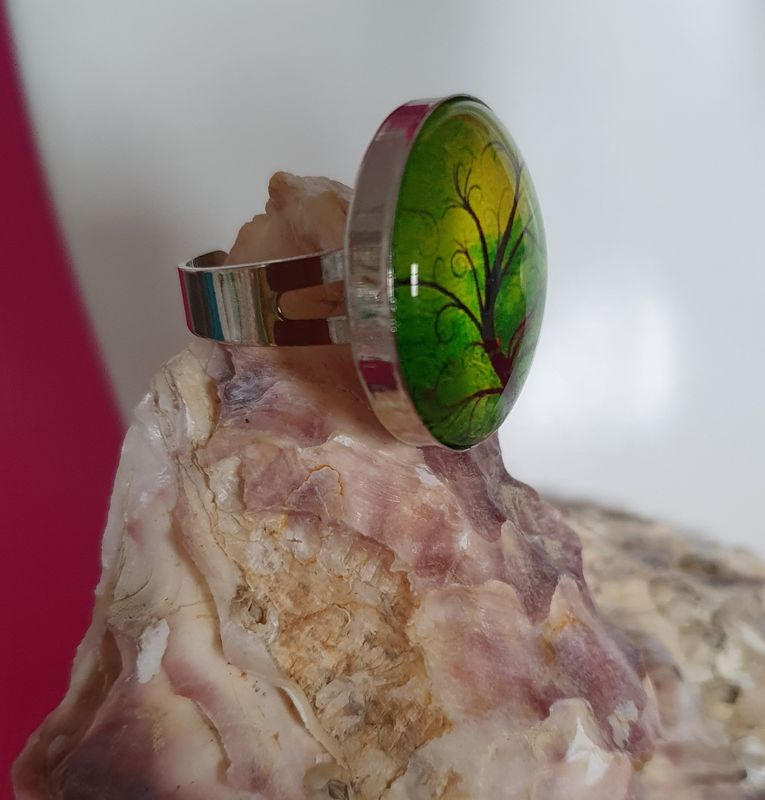 🌳 Bague ronde ajustable en acier inoxydable. Cabochon bombé en verre diam.2,5cm  Motif arbre de vie vert/jaune. Modèle unique